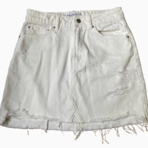 Vit jeans kjol  - Storlek 36, jätte snygg vit jeans kjol köpt på primark i London. Knappt använd och som i ny skick. Är tyvärr för liten på mig och säljer därför men annars jätte snygg. Tveka inte på att köpa och hör av dig om du har frågor🥰