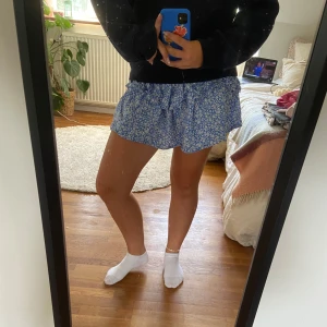 Blå blommig volangkjol Kappahl XS - Supersöt blå kortkjol från Kappahl med vitt blommönster och volangdetaljer.🦋💙