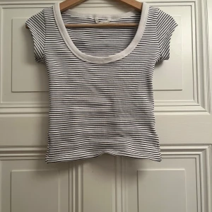Randig topp från Zara - Superfin randig topp från Zara. Modellen är croppad med korta ärmar och rundad, bred urringning. Använd endast en gång så den är som ny!!! Verkligen superfin och passar verkligen till allt!!!