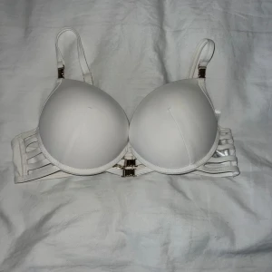 Vit bikini bh från CNSRU - Snygg vit bikini topp från CNSRU med vadderade kupor och coola guldfärgade spännen. 