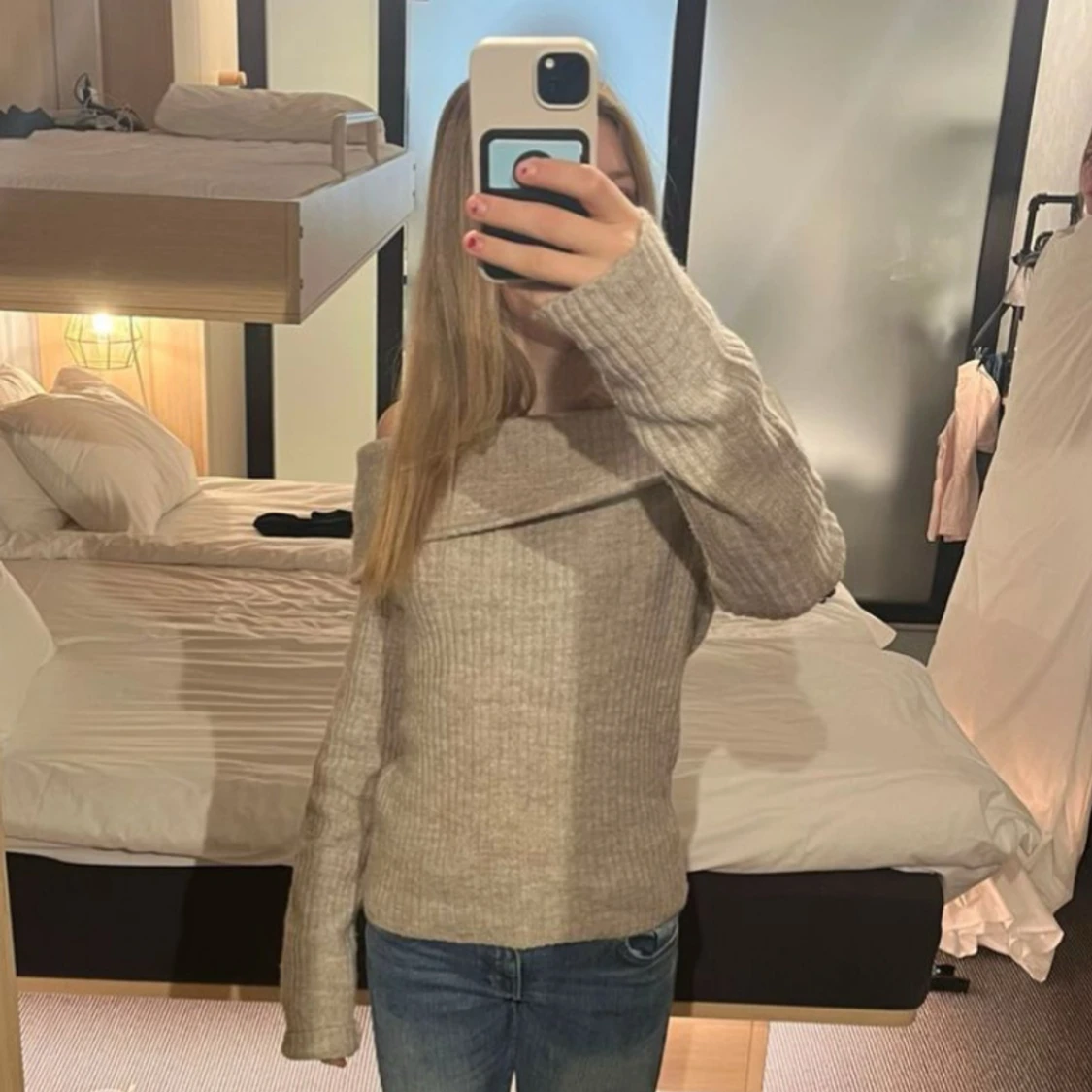 Beige offshoulder stickad tröja