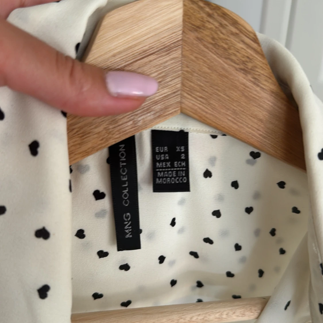 Vit skjorta med svarta hjärtan från Mango - 2