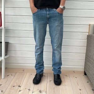 Ljusblå jeans Lee herr - Säljer ett par ljusblå jeans från Lee med klassisk femficksdesign och raka ben. Jeansen har normal passform, medelmidja och är tillverkade i mjukt bomullstyg. Perfekta för dig som gillar en avslappnad och stilren look.