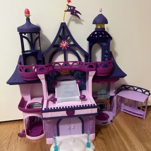 Lekset - Lekset i form av ett färgglatt slott med tillbehör och en figur med tillbehör. (my littel pony)📩 Skicka gärna ett meddelande vid frågor eller om du vill ha flera bilder! 🌸😊📦 Jag skickar snabbt och packar alltid med omsorg! Kan hämtas upp i Haninge och skickas. 