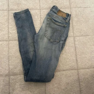 Tiger of sweden jeans  - Säljer ett par tiger of sweden jeans jeans i ljusblå tvätt med slim passform. Klassisk femficksmodell med snygga slitningar och detaljerade sömmar. Jeansen har låg midja och är tillverkade i mjukt bomullsmaterial med stretch för extra komfort.