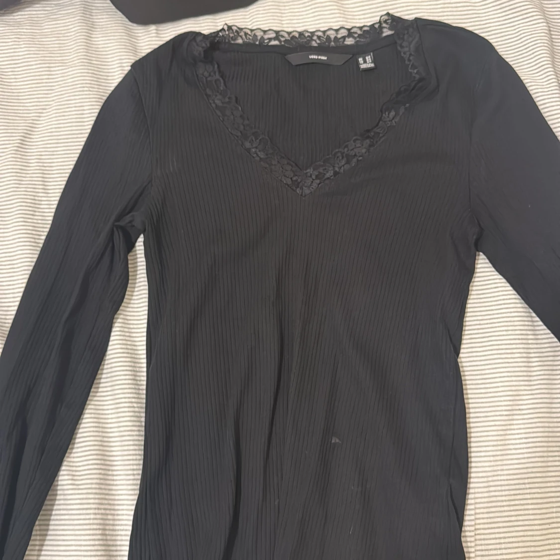 Svart ribbad topp med spets från Vero Moda - 2