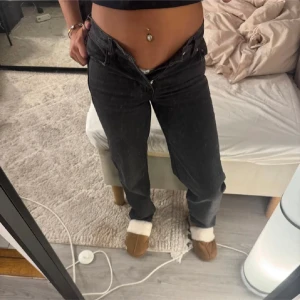 Svarta raka jeans från Levis - Säljer ett par svarta gina tricot jeans med rak passform och klassisk femficksdesign. Jeansen har låg midja. 