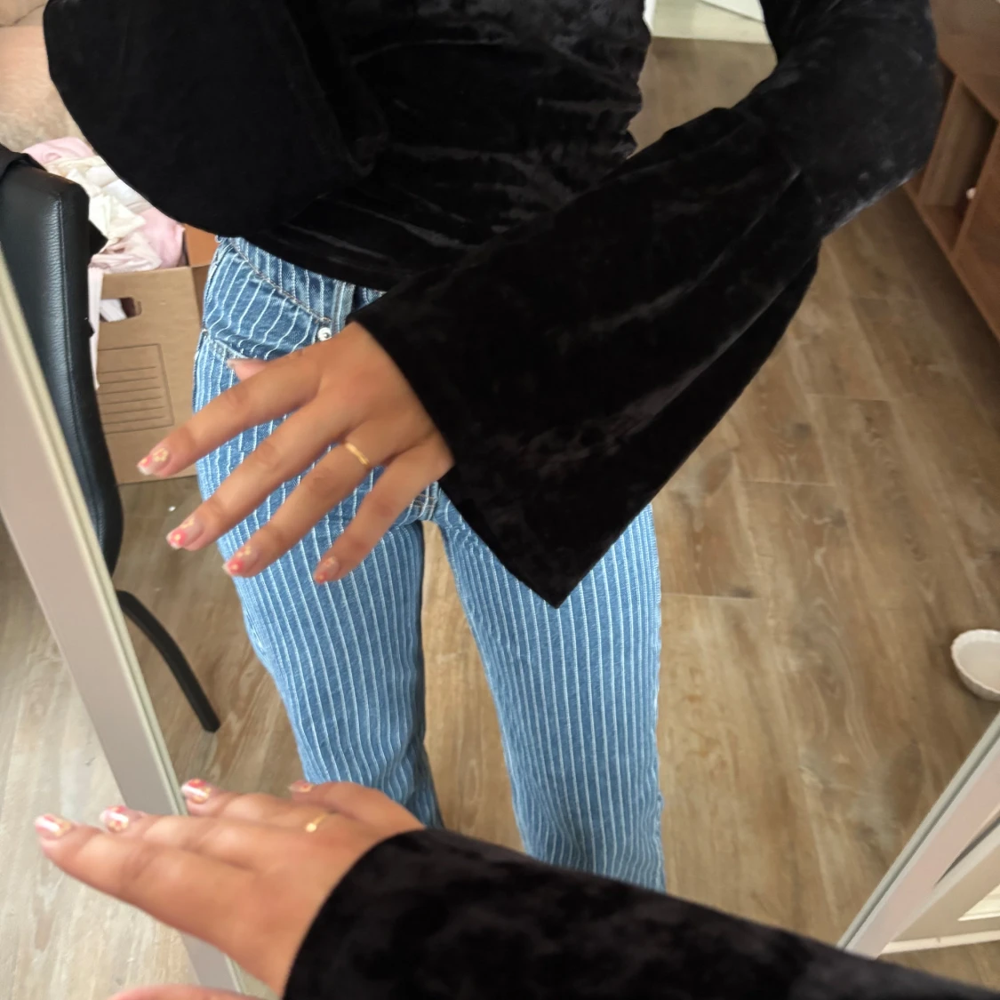 Svart sammetsblus med utsvängda ärmar - 1