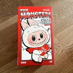 Labubu Coca-Cola, Äkta och oöppnad  - Säljer 4 st oöppnade Labubu Coca-Cola figurer – 100% äkta, köpta direkt från Pop Mart. Kvitto finns och varje förpackning har QR-kod på baksidan för äkthetsverifiering. Endast upphämtning, från och med lördag, 2/8 i Sthlm.  Skicka meddelande vid intresse! PRIS GÅR ATT DISKUTERAS!