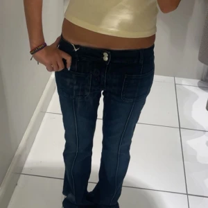 Mörkblå bootcut jeans med låg midja - Säljer mina jätte fina jeans från Gina Tricot Young, använda typ 3 gånger❣️