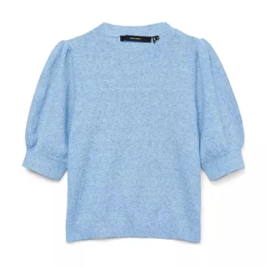 Ljusblå stickad tröja med puffärm - Supersöt ljusblå stickad tröja från Vero Moda med puffiga korta ärmar och rund halsringning. Tröjan är väldigt bekväm och mjuk!