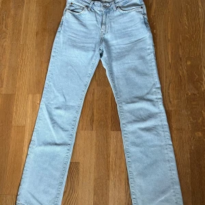 Jeans - 🤎Jättefina jeans från BikBok - low straight waist jeans i storlek w25 l32 🤎Använda men ändå jättefint skick 🤎Sitter tajtare i låren och rakare från knäna och ner