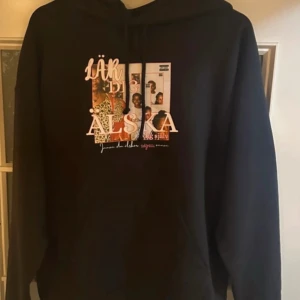 Jireel merch hoodie Limited edition  - Svart hoodie från MOTY i samarbete med Jireel. 34/100. Framsidan har tryck med texten 'Lär dig älska dig själv' och collage, baksidan har stort JIREEL-tryck. Klassisk huva med snörning och känguruficka. Jätte bra skick då jag använt den typ 2 gånger bara, inga defekter 