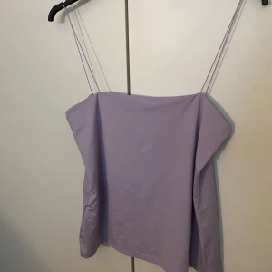 Ljuslila linnetopp från Amisu - Supersöt ljuslila linnetopp från Amisu med tunna dubbla axelband. Toppen har en rak, enkel passform och är perfekt för varma dagar. Materialet känns mjukt och lätt mot huden. 
