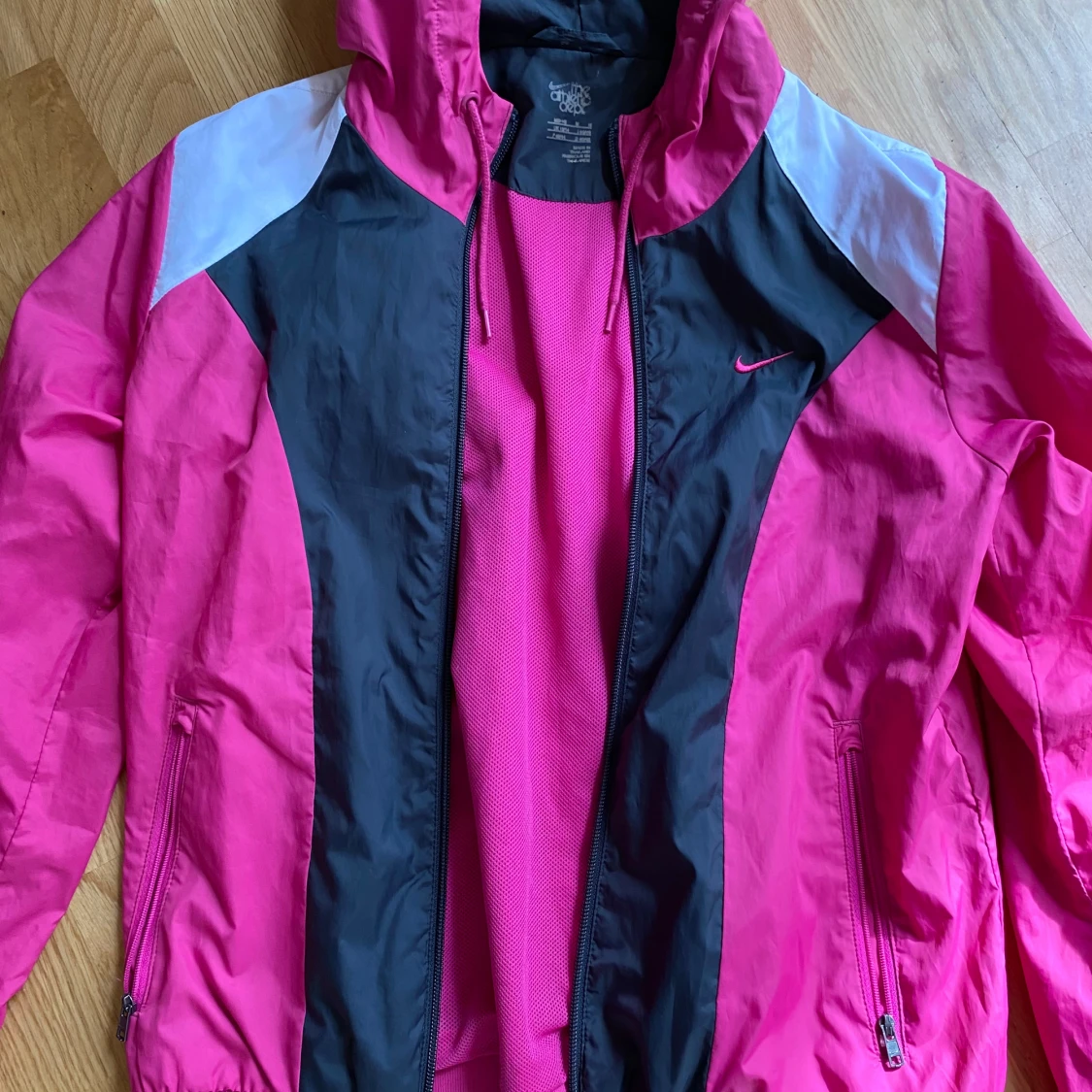 Nike rosa och svart vindjacka med huva