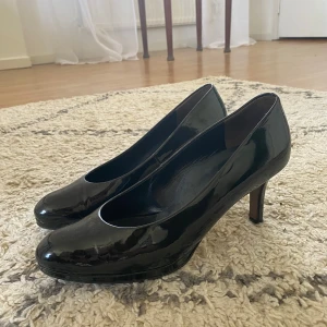 Svarta klackar - Svarta klackar, strl 39/40💓💓