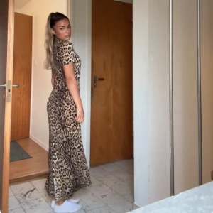 Lång leopardmönstrad klänning - Säljer en lång klänning med leopardmönster och korta ärmar. Den är köpt ifrån Zara men aldrig tidigare använd. Är i storlek XS. 