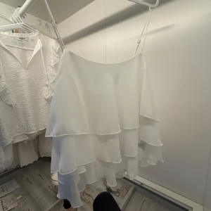 Vit volang topp - Säljer en jätte fin volang topp. Oanvänt med prislapp kvar. Original pris 299. Säljer för 249 men priset kan diskuteras.