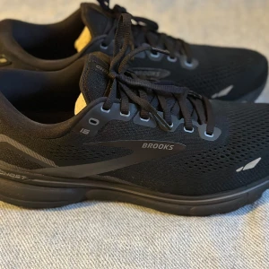 Brooks Ghost 15 – herr - Brooks Ghost 15  Helsvarta löparskor i bra skick, herrmodell storlek 44,5 EU (US 10.5 ) Medium D.  Bekväma och stabila med normalt slitage på yttersulan. Passar både till löpning och vardag.