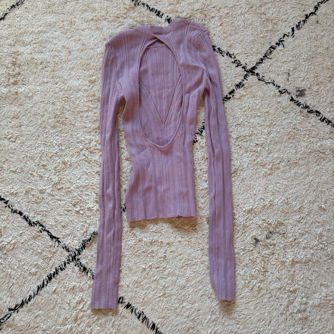 Ljuslila ribbad topp med öppen rygg från NA-KD - 3