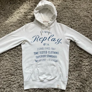 Replay hoodie - Säljer denna riktigt feta replay hoodien!⭐️Storlek M!🤝Skick : 9,5/10!👍Hör gärna av er om ni har funderingar!🙌