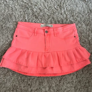 Jeanskjol  - Neon rosa jeanskjol volangkjol💕