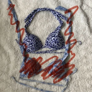 Blåvit bikini med leopardmönster - Snygg bikini med trekantsmodell i blått och vitt. Kupan har blått leopardmönster. Knytband i nacken och ryggen för perfekt passform. Perfekt för stranden eller poolen!