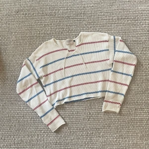 Pippitröja - En stickad tröja med röda och blå ränder ❤️ riktigt somrig och fin 💕avklippt så den är lite croppad 🫶🏻små fläckar på höger ärm och en liten fläck på framsidan, se bild