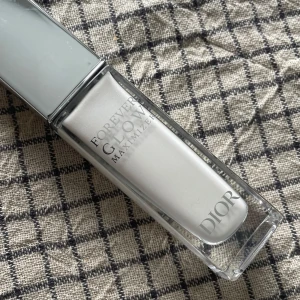 Dior highlighter  - Forever glow maximizer longwear liquid highlighter 012 Pearly. Endast swatchad på handen. 