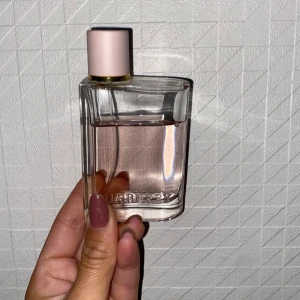 Burberry Her parfym 50 ml  - Burberry Her parfym som doftar magiskt. Har förvarats svalt för bästa hållbarhet. Perfekt för dig som gillar eleganta och feminina dofter. Mycket kvar att ge 💗