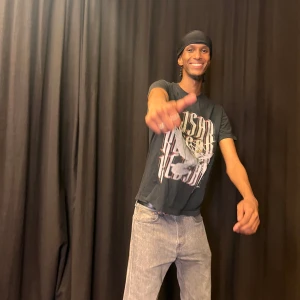 Svart t-shirt med tryck från Kejsar - Cool svart t-shirt från Kejsar med stort grafiskt tryck framtill. Trycket visar en vit duva med krona och texten 'Kejsar' i stora bokstäver. T-shirten har rund hals och korta ärmar, perfekt för en avslappnad streetstyle-look.