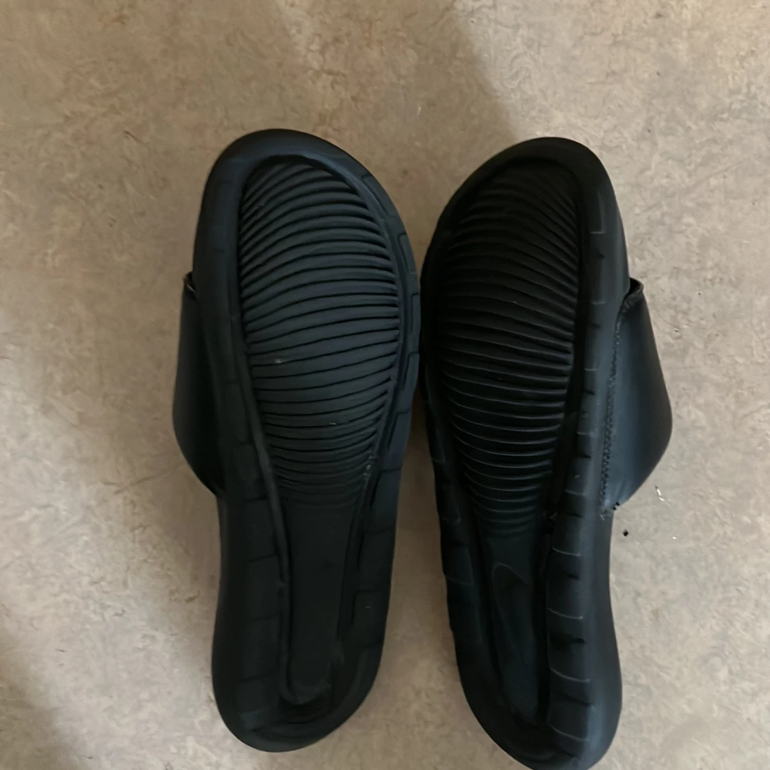 Svarta Nike sandaler med vit logga - 2