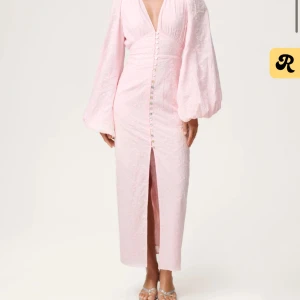 Adoore klänning  - Säljer min rosa Adoore klänning i storlek 36. Köptes för 1696kr. Använt den 3 gånger. Lång på mig som är 170cm. Helt slutsåld.