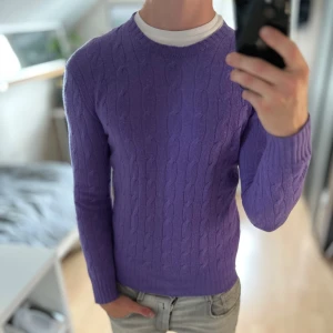 100% Kashmir Ralph Lauren tröja - Mycket fint skick, inga defekter. Storlek S passar dig som är mellan 178-188cm. Nypris ca 3000kr. Modellen är 185 cm, 79 kg. Skriv för mer information!🤝