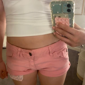 Rosa shorts från America Today - Snygga rosa shorts från America Today. Är i storlek L men skulle säga att den passar mer som en storlek 36-38💕(köpare betalar frakten)