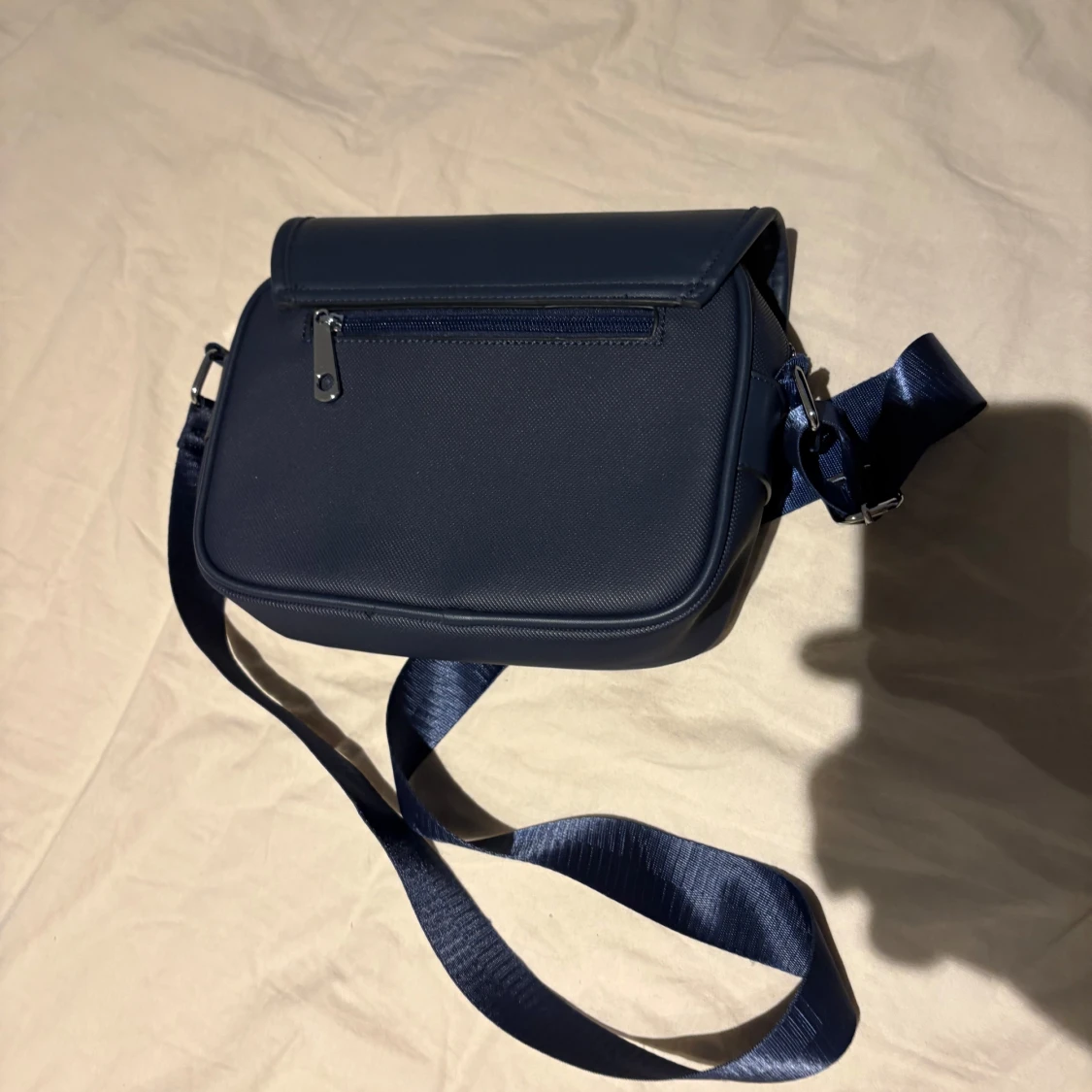 Mörkblå axelväska från Lacoste - 1