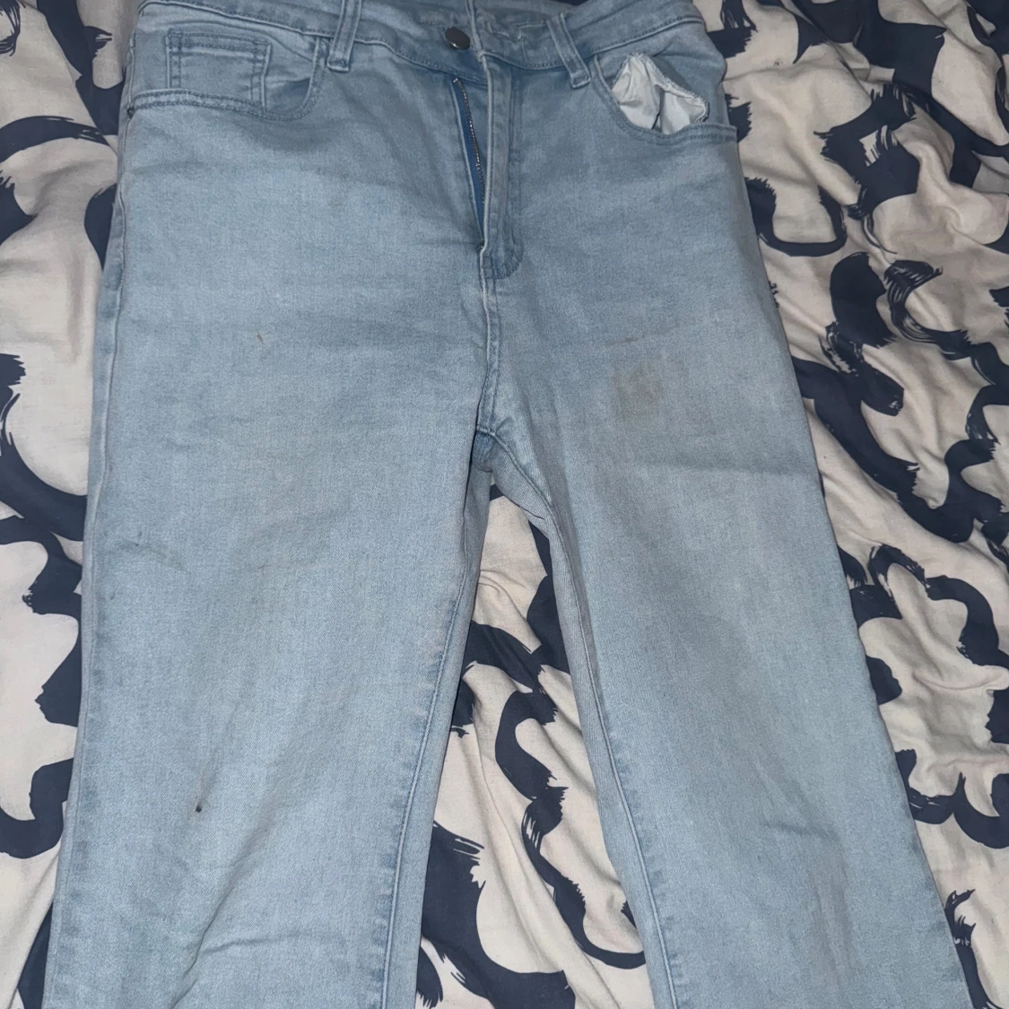 Ljusblå raka jeans med slitna benslut - 1