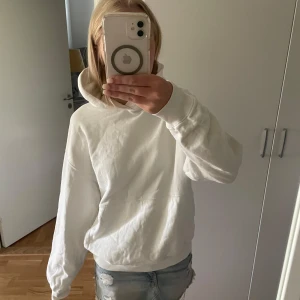 Vit oversized hoodie - Säljer en vit hoodie med oversized passform och stor huva. Tröjan har långa ärmar och en klassisk känguruficka framtill. Perfekt för en chill och avslappnad stil. Materialet känns mjukt och skönt mot huden.