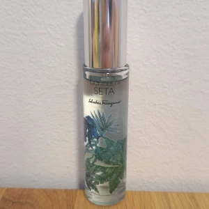 Giungle di Seta parfym 15ml Ferragamo - Fräsch och grön parfym, Giungle di Seta från Salvatore Ferragamo. 15 ml Edp. Flaskan är 100% full, endast testsprayad vid 2 tillfällen. En sann unisexparfym som doftar väldigt fräscht.