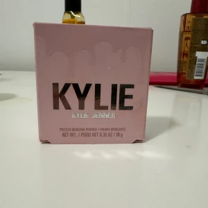 Kylie Jenner bronzer  - Säljer en bronzer från Kylie Jenner i en snygg rosa förpackning med spegel. Pudret har en varm brun nyans som ger en solkysst look. Perfekt för att skulptera ansiktet eller addera glow till din makeup. Har endast testad! Färgen är 400 tanned & gorgeous.