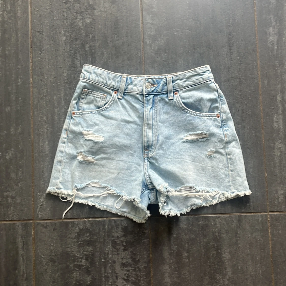 Ljusa jeansshorts från H&M med slitningar