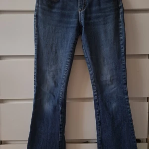 Lee jeans - W29 L33 Modell: Bell. Säljer dessa byxor på grund av att de är för små. Meddela mig om du är intresserad. Finns I Helsingborg 