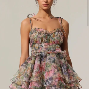 Jättefin klänning  - Super fin klänning perfekt till sommaren, aldrig använd. ( nypris är runt 1000) 