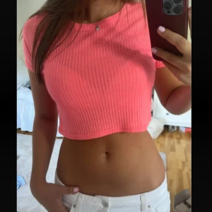 Rosa ribbad  topp - Säljer en supercool croppad topp i starkt rosa färg som är jättesnygg till tex vita jeans!😊