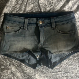 Blå jeansshorts med grön patch - Jag säljer mina ljusblåa weekday jeansshorts jag har aldrig använt köpte nyligen