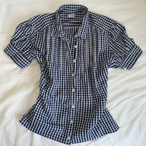 Blårutig kroppad skjorta  - 🦋Omsydd🦋Supersöt kroppad blå/vit skjorta med knyte baktill för en formad look.