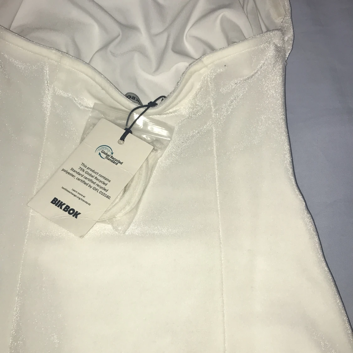 Glittrig vit axelbandslös klänning BikBok - 3