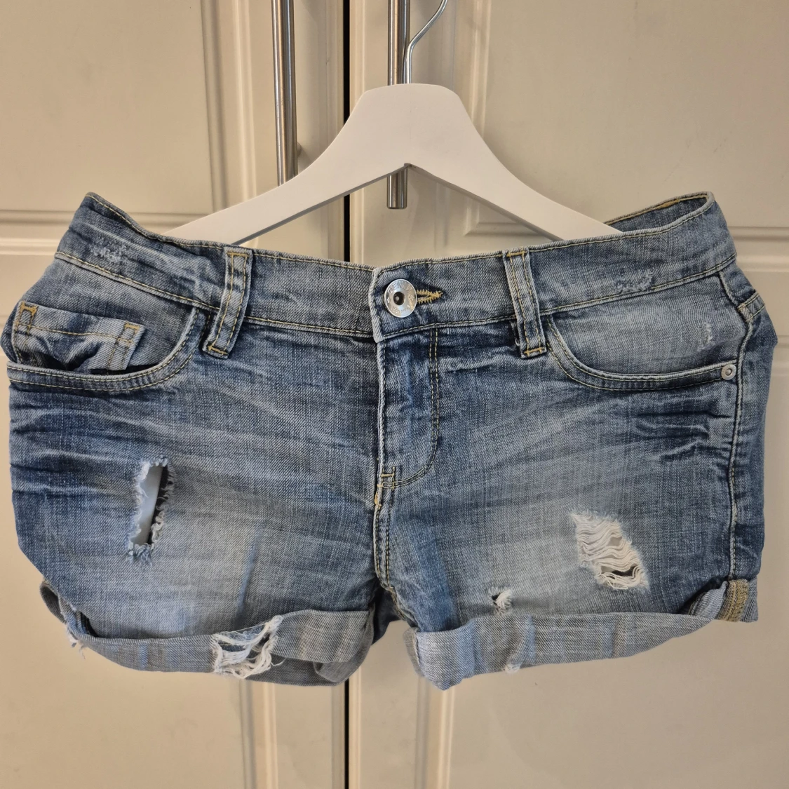 Blå slitna jeansshorts från Lindex