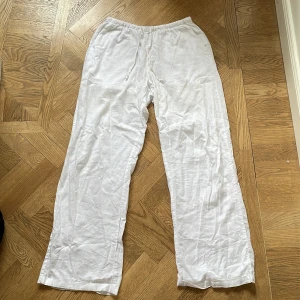 Vita linnebyxor från Gina Tricot XS - Säljer ett par fina linnebyxor köpta från Vinted då de tyvärr var för stora för mig. Från början från Gina Tricot i storlek xs, luftiga och raka i modellen💗
