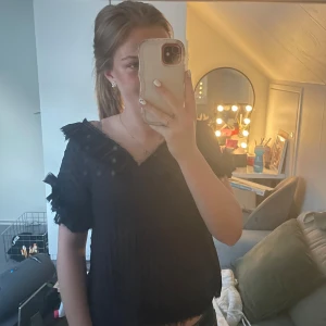 Mörkblå blus - Söt volangblus med prickar som jag sytt🫶🏻